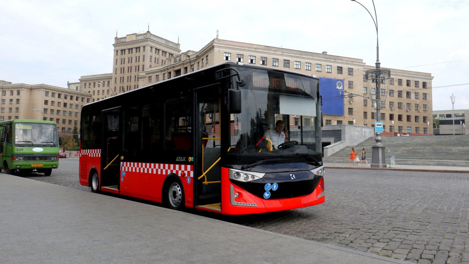 С завтрашнего дня два харьковских автобуса поменяют маршруты на два месяца