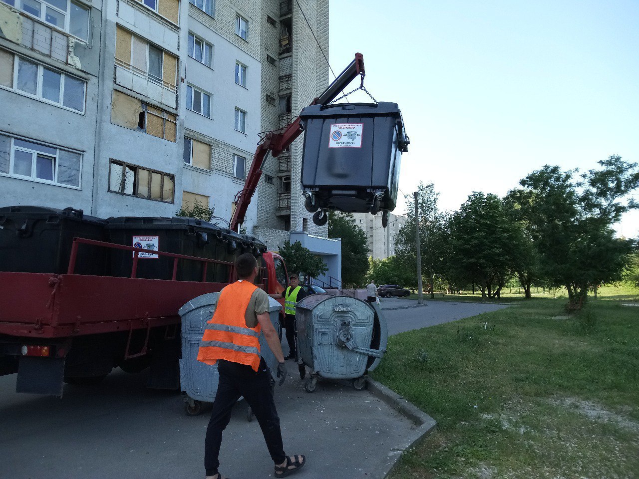 В Харькове завершают замену мусорных контейнеров (видео)