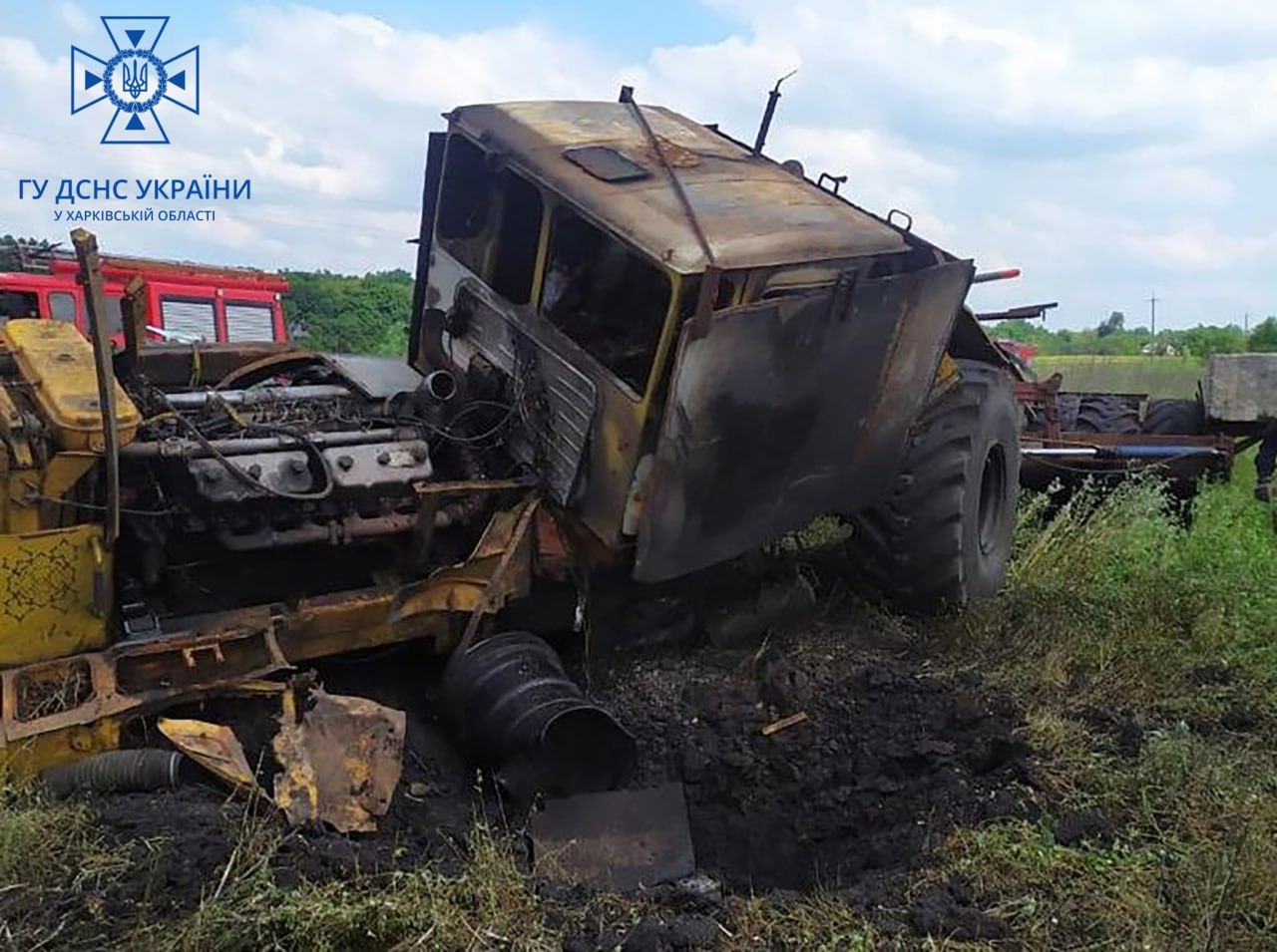 Підрив трактора на Харківщині: внаслідок вибуху сталася пожежа (фото)