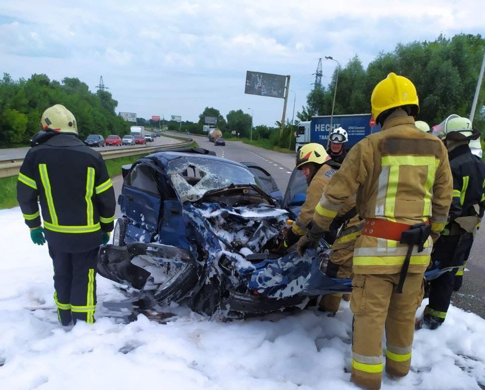 ДТП на трасі під Харковом: машини розбиті, водій у лікарні (фото)