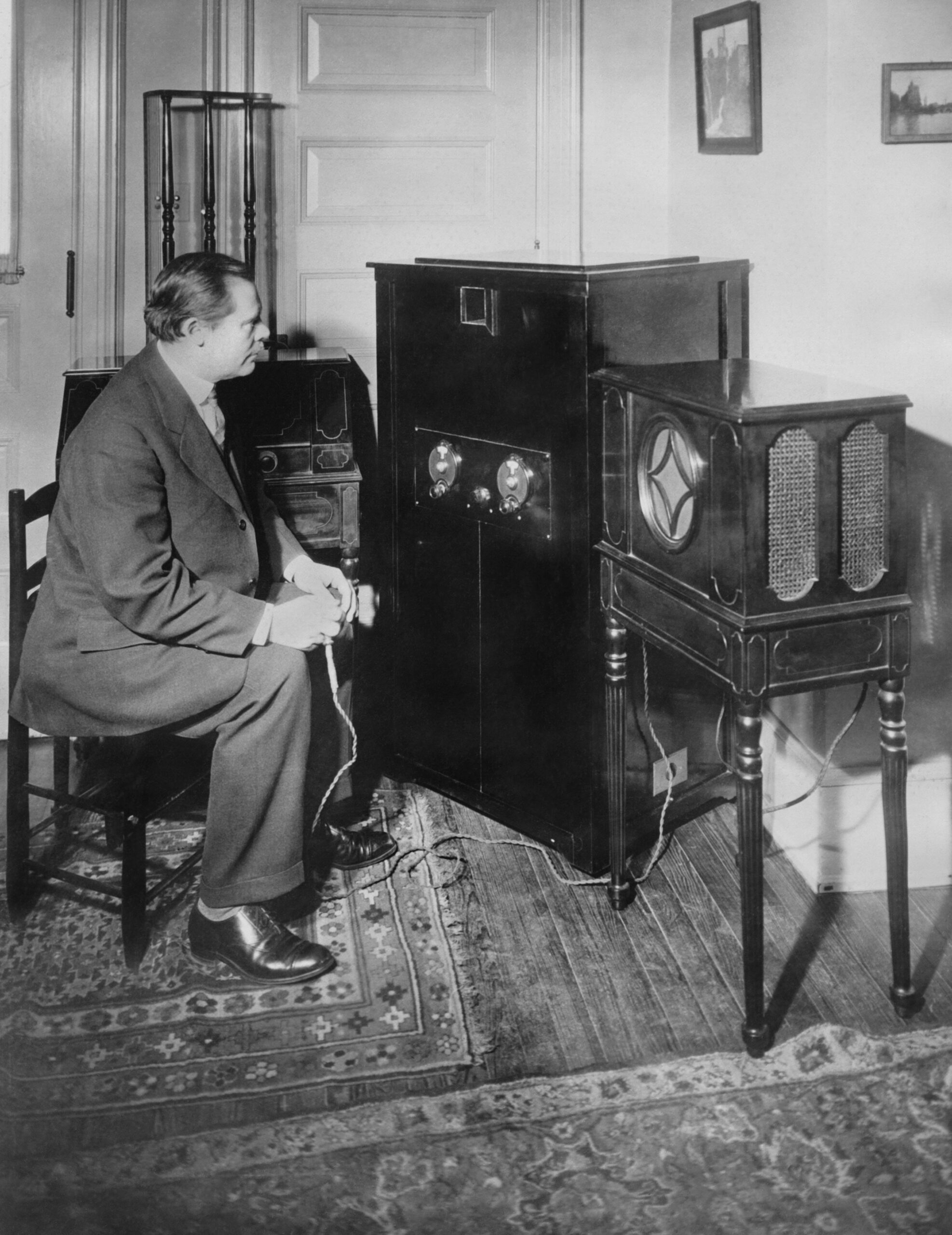 Эрнст Александерсон смотрит телевизор, который изобрел
