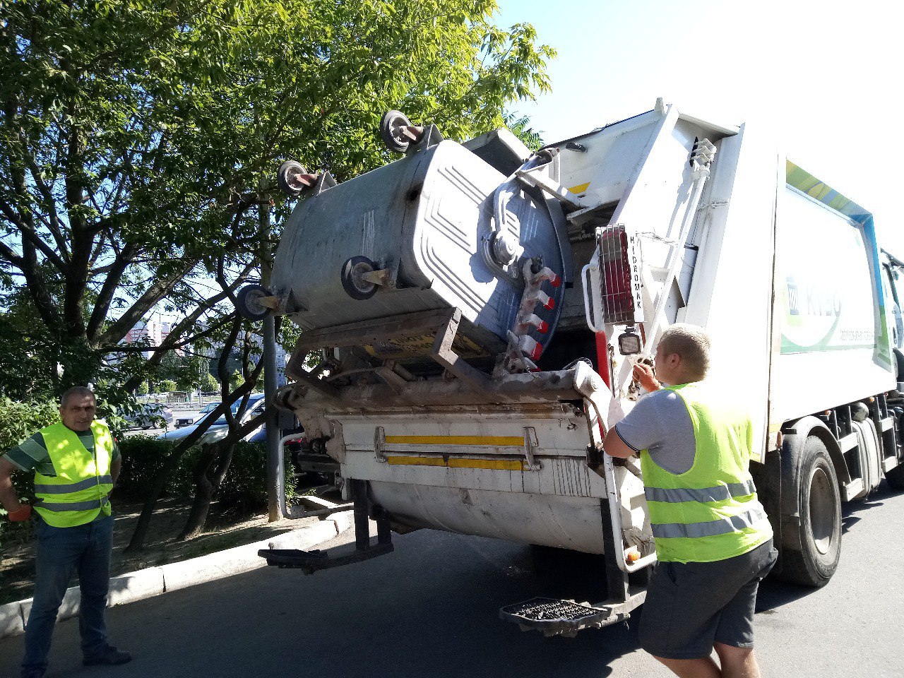 З Харкова за тиждень вивезли понад 35 тисяч кубометрів сміття