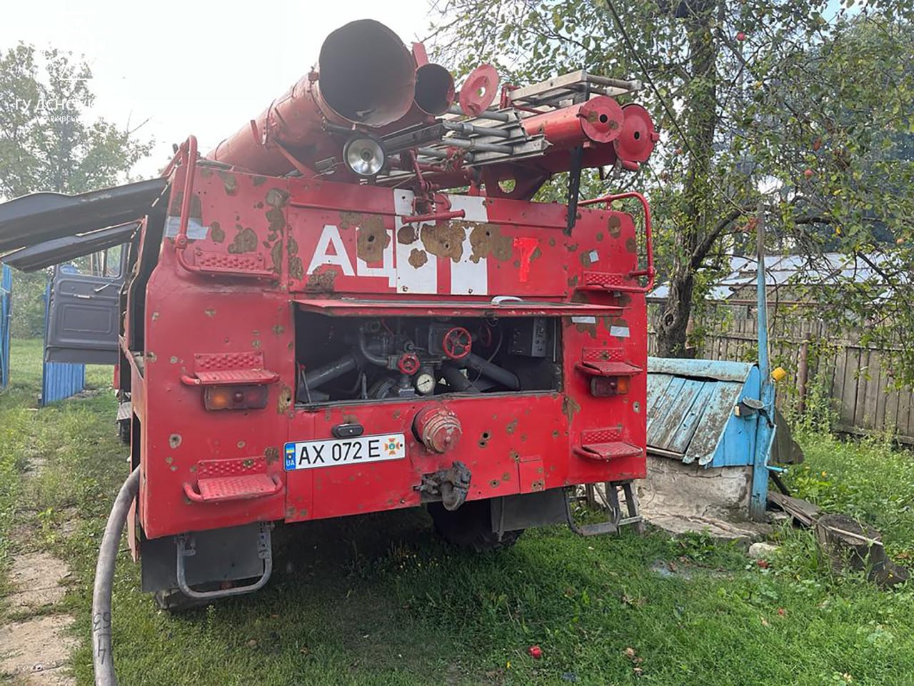 Рятувальники гасили пожежу на Куп’янщині під вибухи снарядів (фото)