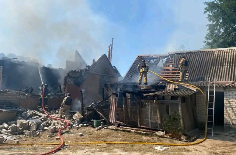 Житлові будинки горіли у Вовчанську через ворожий обстріл (фото)