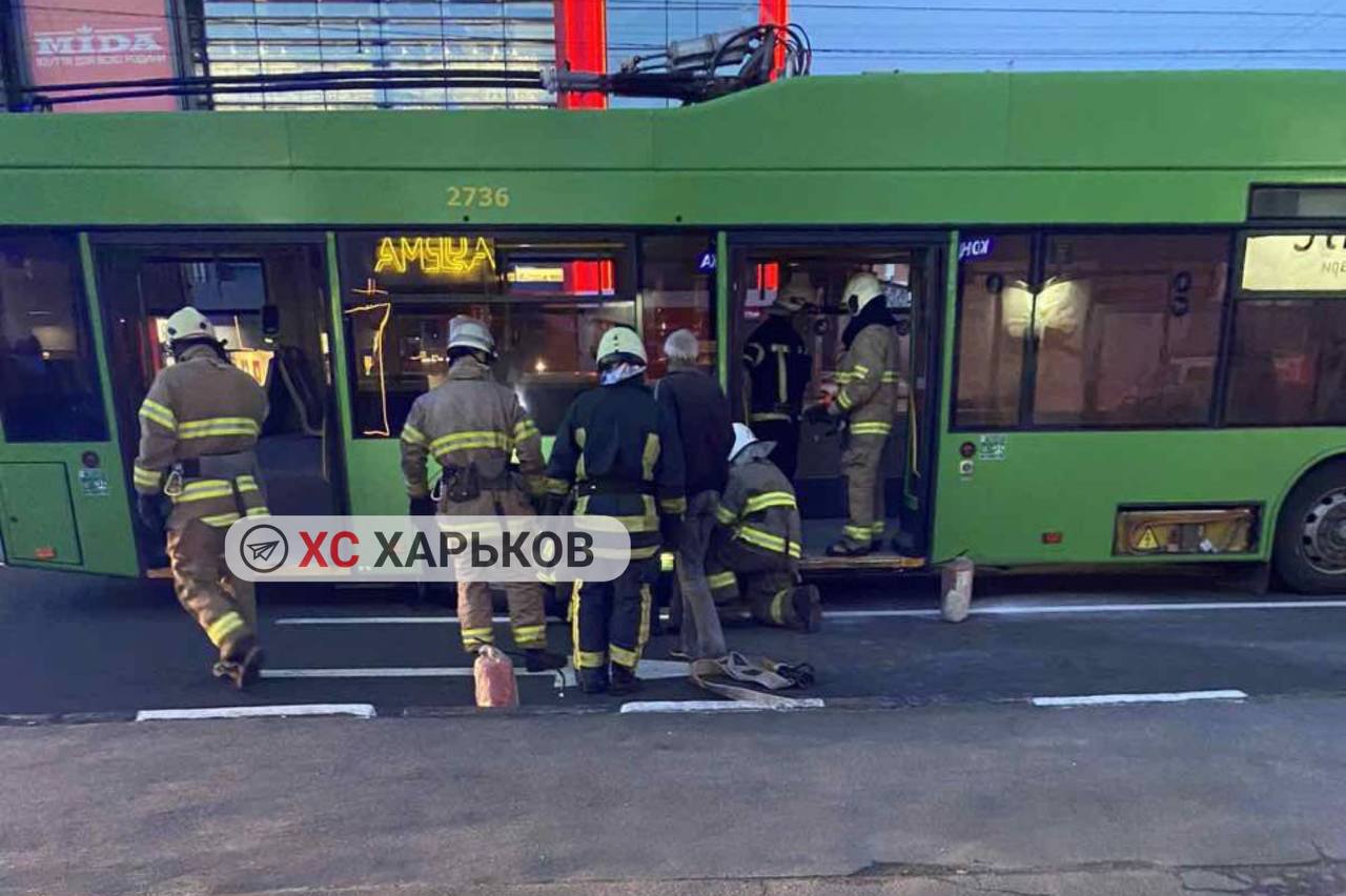 У метро «Проспект Гагарина» в Харькове горел троллейбус. Данные ГСЧС (видео)