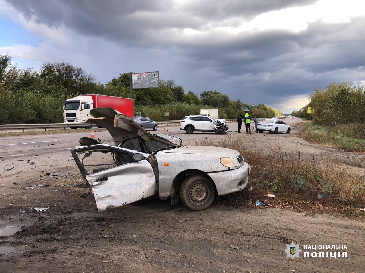 Авто разорвало: двое взрослых и ребенок пострадали в ДТП под Харьковом  (фото)