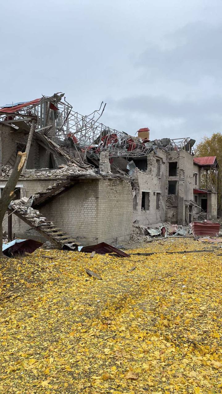 Разрушения в Купянском районе из-за удара авиабомбой 22 октября 2023