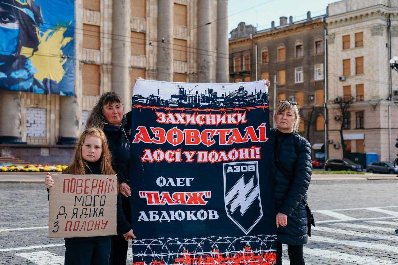 “Де обміни?” – в Харкові пройшла акція рідних полонених захисників Маріуполя