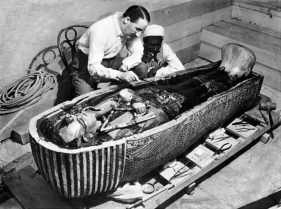 Картер изучает саркофаг Тутанхамона