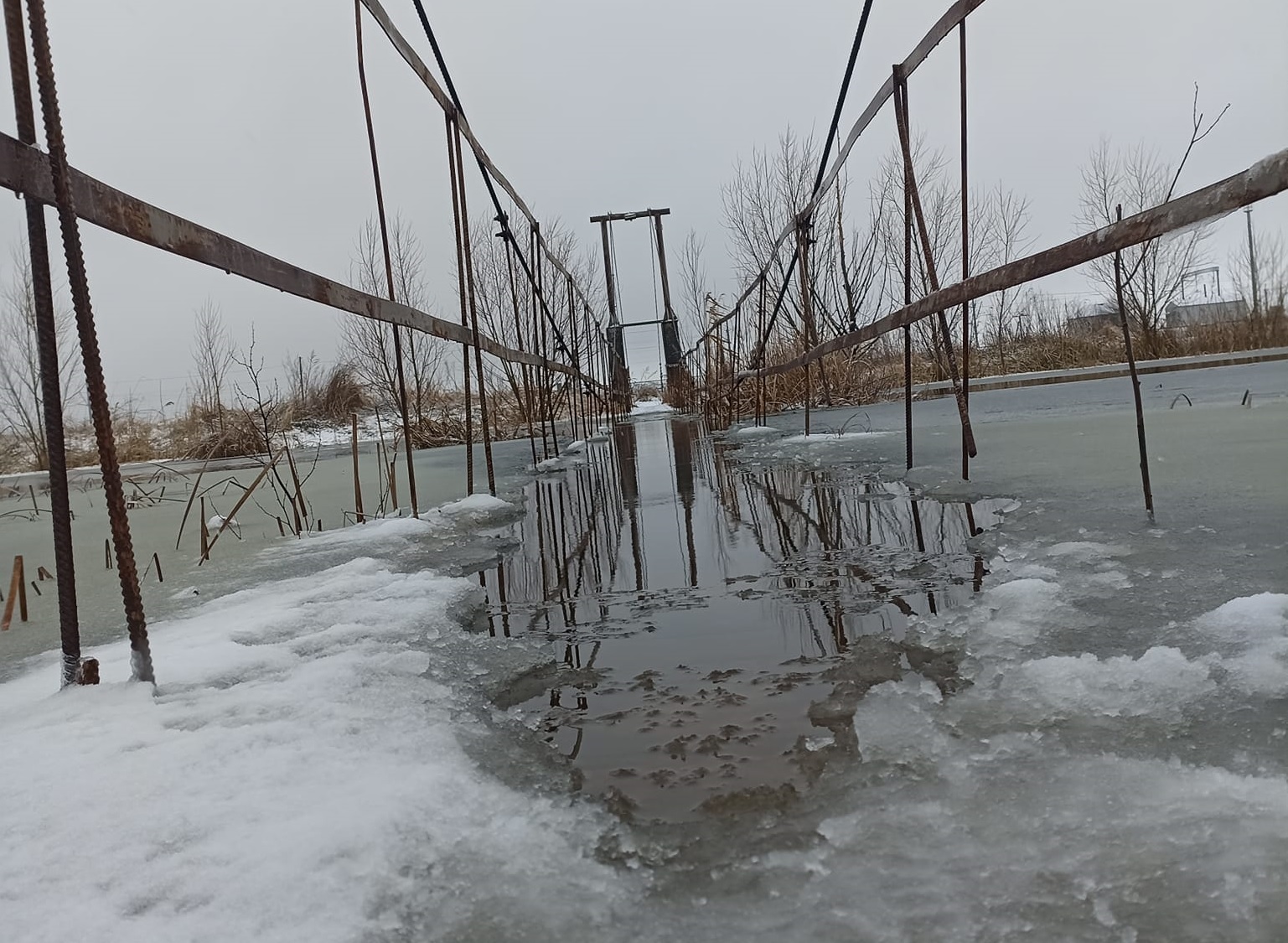 Затопило міст: на Харківщині негода відрізала село від цивілізації