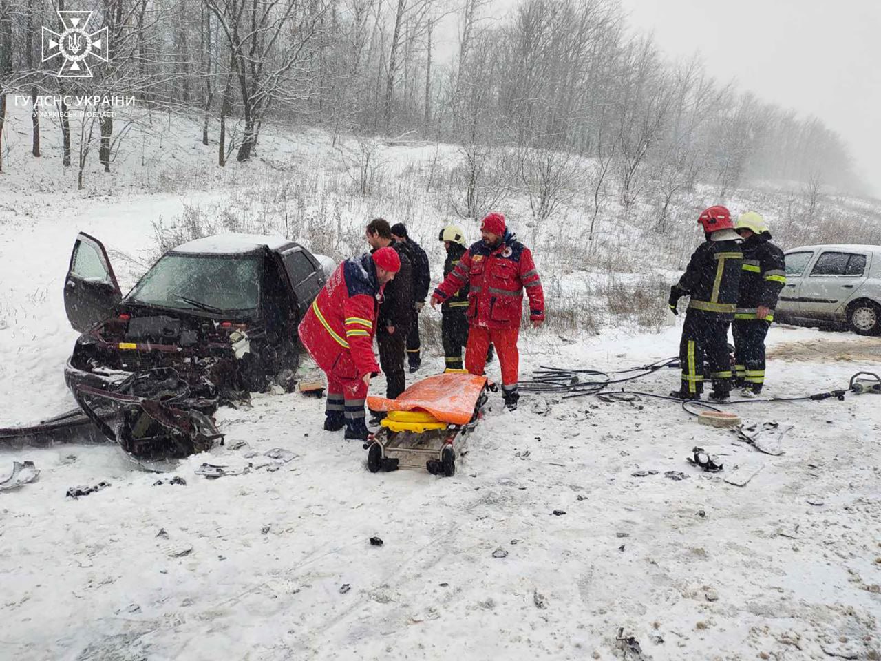 ДТП на окружной под Харьковом: водителей деблокировали спасатели