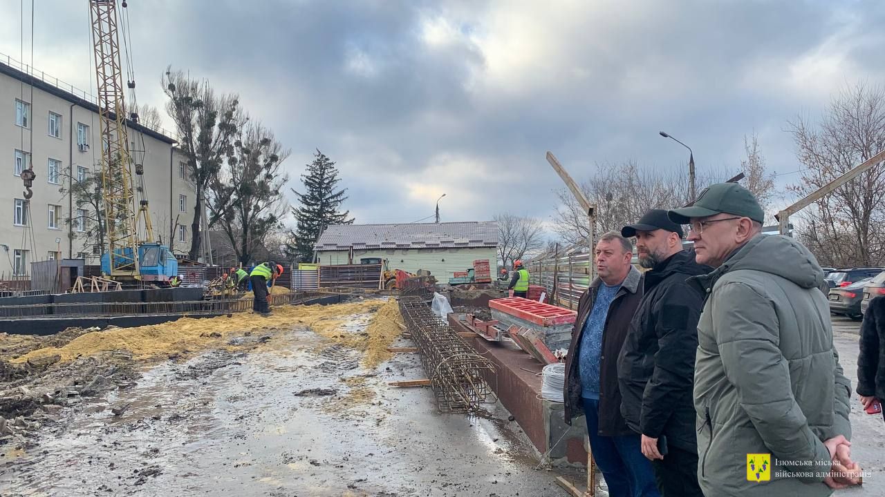 В Изюме начали восстанавливать городскую больницу, разбитую обстрелами