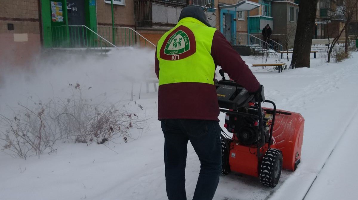 Коммунальщики устраняют последствия непогоды в Харькове