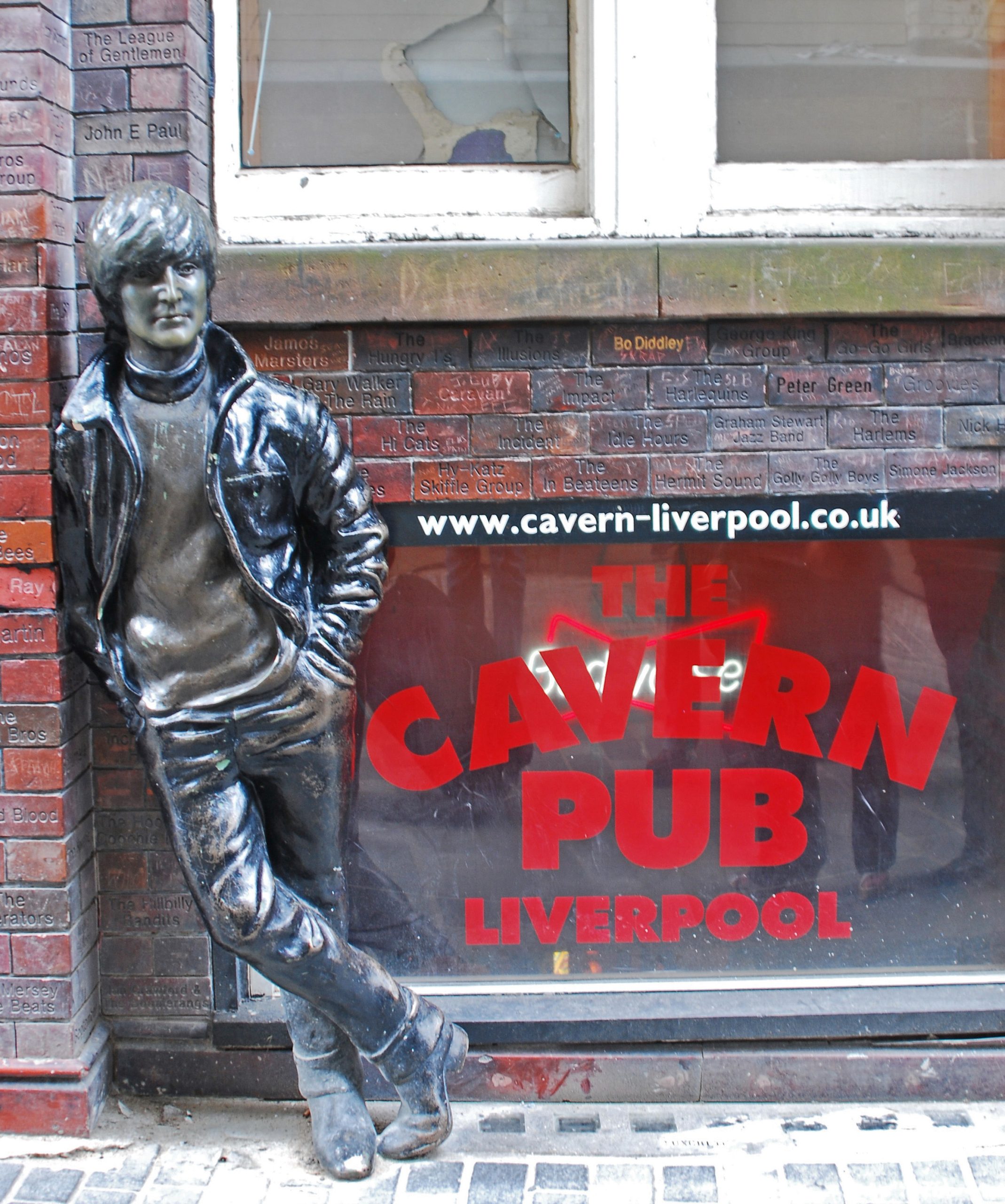 Скульптура Джона Леннона у Ліверпулі біля "The Cavern Club"