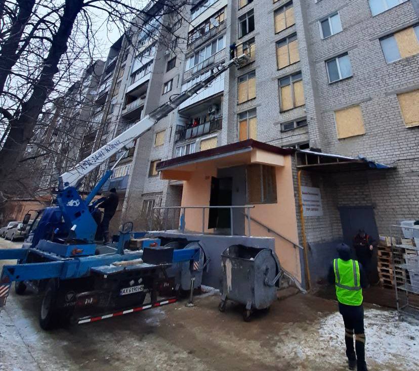 Более 4,2 тысячи выбитых окон закрыли коммунальщики в Харькове