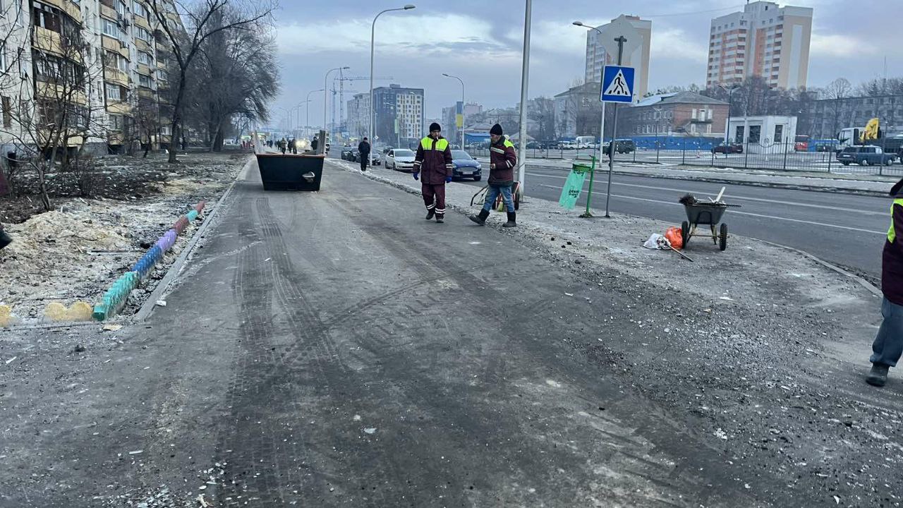 «Прилеты» по Харькову: коммунальщики уже ликвидируют последствия (фото)