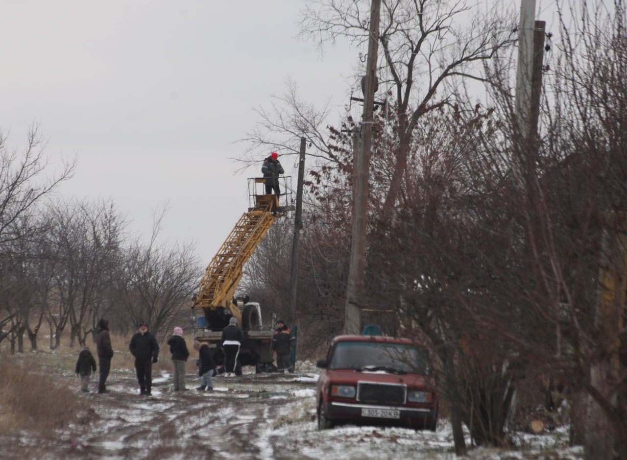 У Козачу Лопань повернули світло після ворожих обстрілів