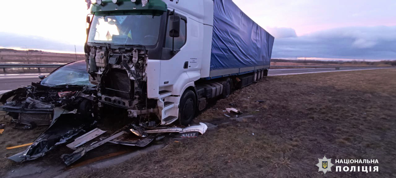 Уничтожение легковушки двумя грузовиками показали на видео