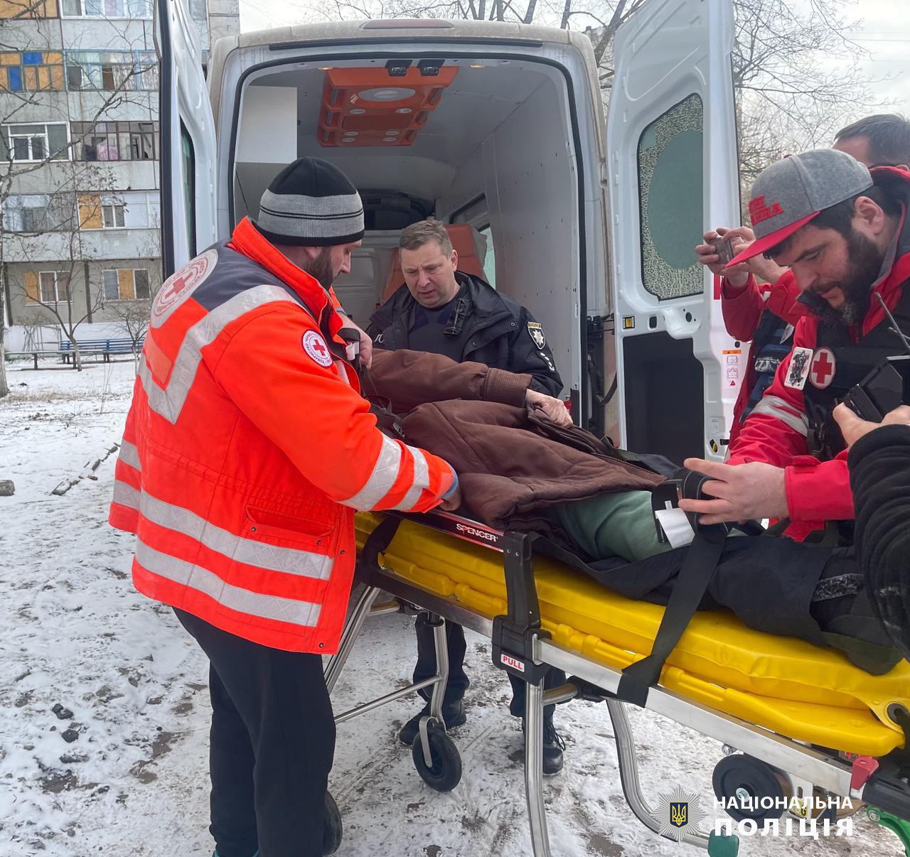 С Купянщины эвакуируют людей: вывезли пострадавшую от удара КАБ женщину