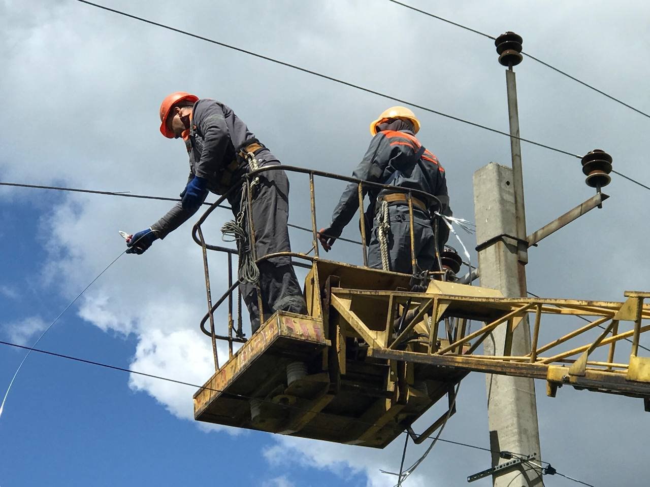 На Золочівщину повертають світло після обстрілів