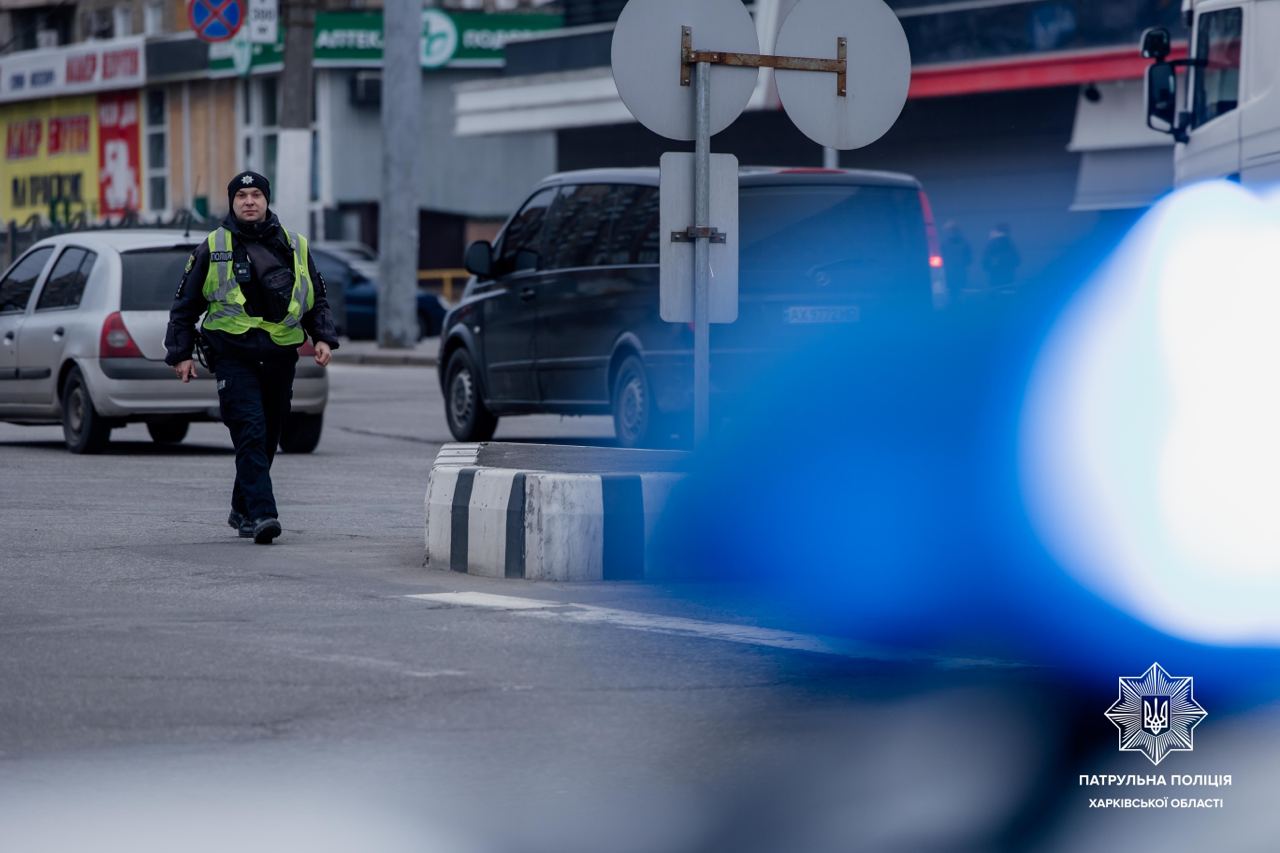 У Харкові на дороги вийшли регулювальники, світлофори не працюють (фото)