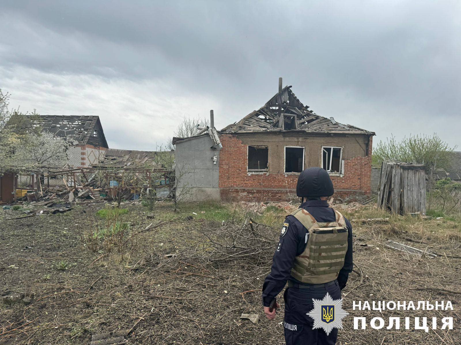 На Волчанск сбросили три КАБа: пострадал мужчина, ехавший на велосипеде  (фото)