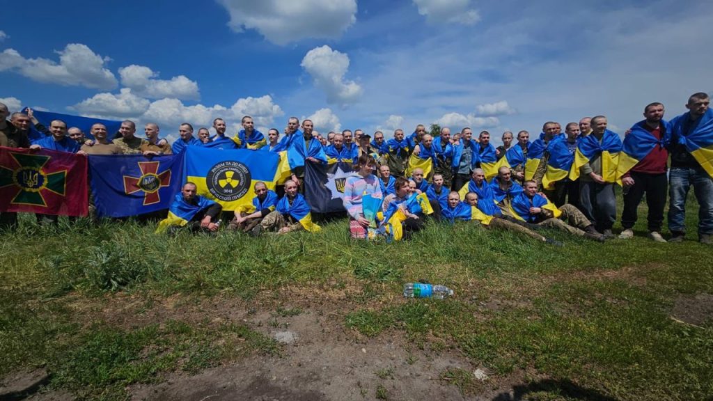В Україну з полону РФ повернули 75 людей, серед них – воїни і цивільні (фото)