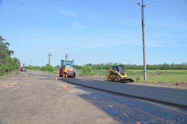 На прифронтовій дорозі на Харківщині «латають» ями (фото, відео)