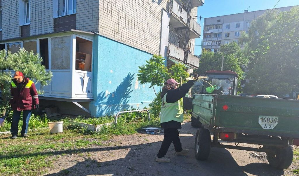 У Харкові ліквідовують наслідки ранкового “прильоту” (фото)