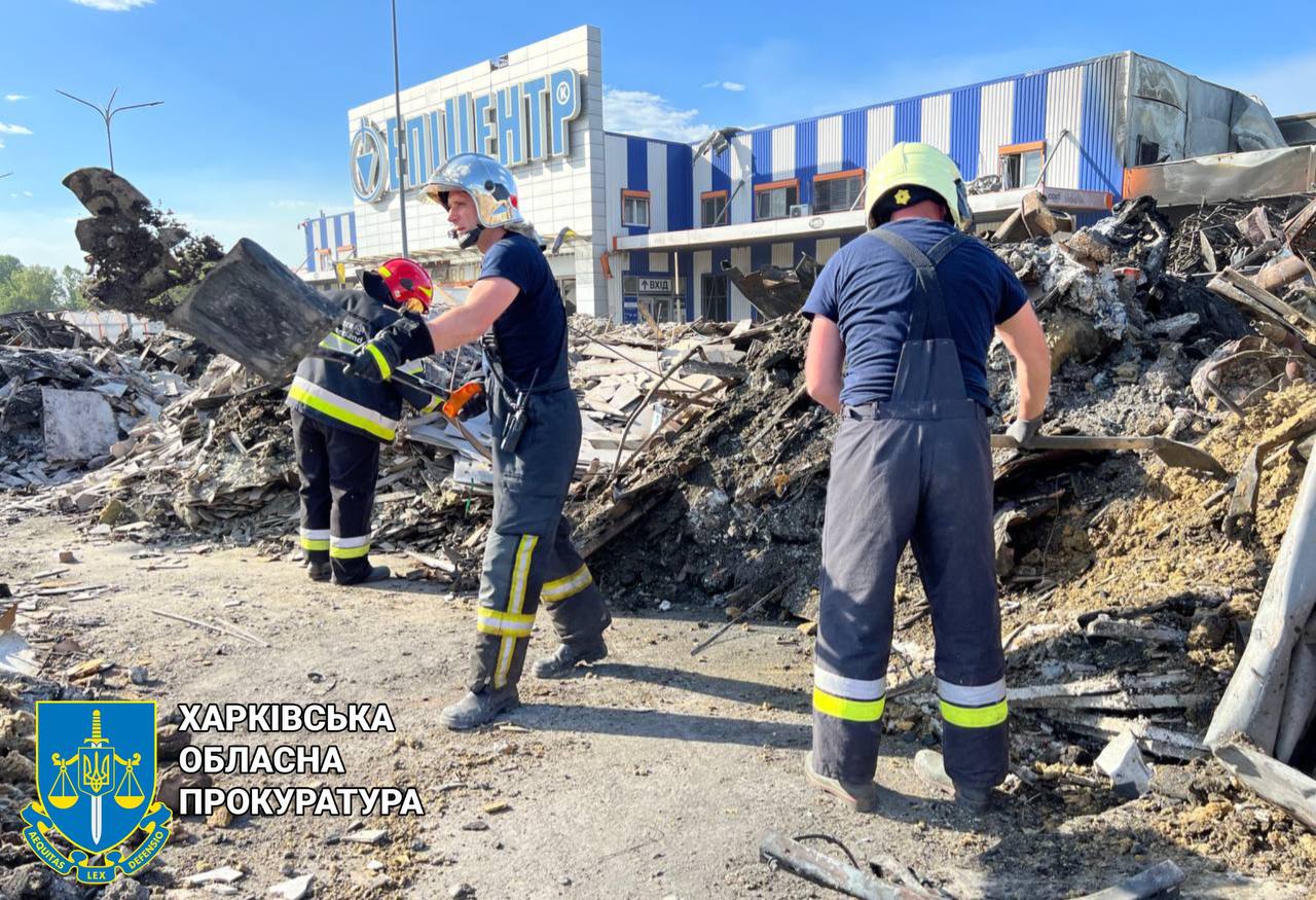 18 погибших, 50 раненых: возросло число жертв удара по Эпицентру в Харькове