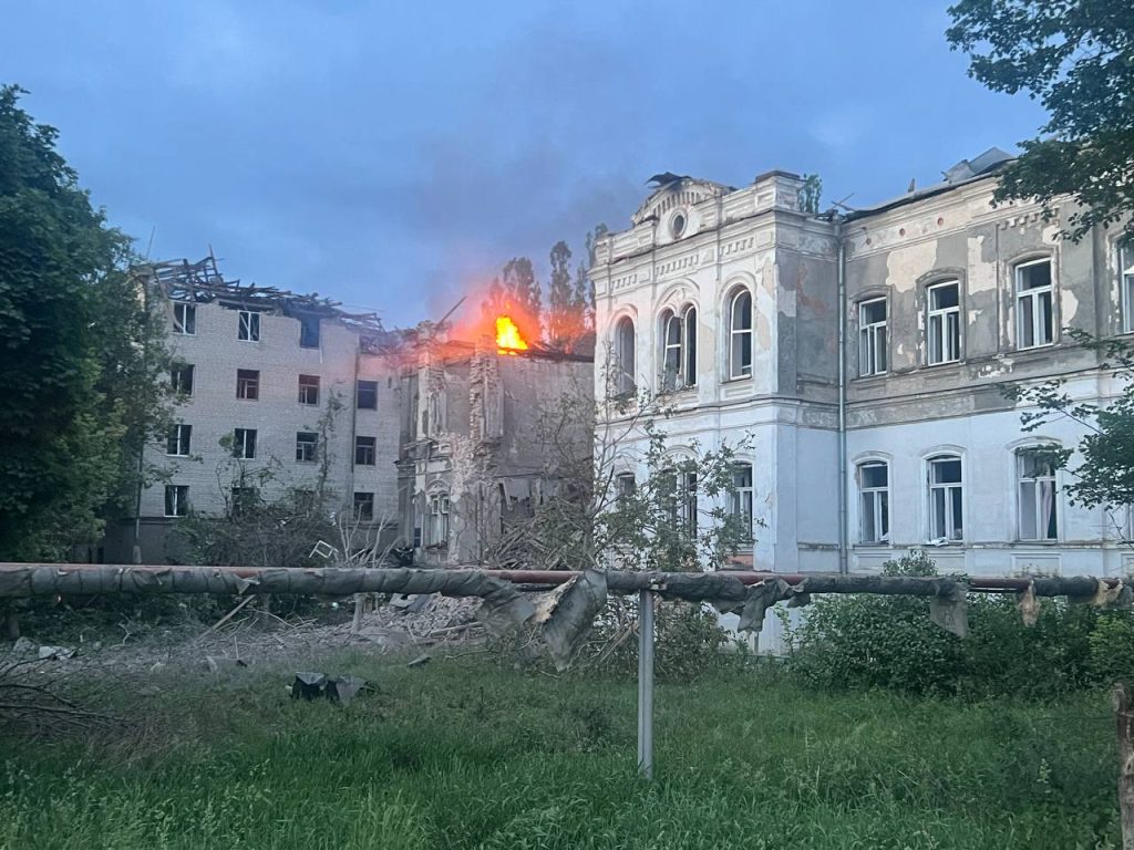 Армія РФ ракетами вдарила по передмістю Харкова (фото, відео)