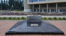 Памятник Ломоносову снесли в Харькове (фото, видео)