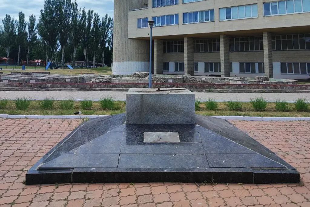 Пам’ятник Ломоносову знесли у Харкові (фото, відео)