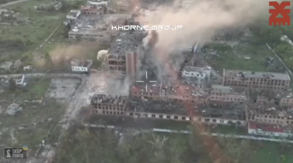 Як СОУ б’ють по Агрегатному заводу у Вовчанську, де засіли окупанти (відео)