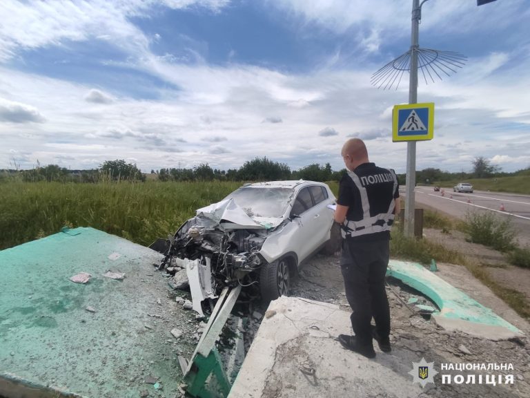 ДТП под Харьковом: автомобиль врезался в остановку, есть пострадавшие