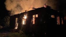 Згоріли три приватні будинки: вночі росіяни вдарили по Козачій Лопані
