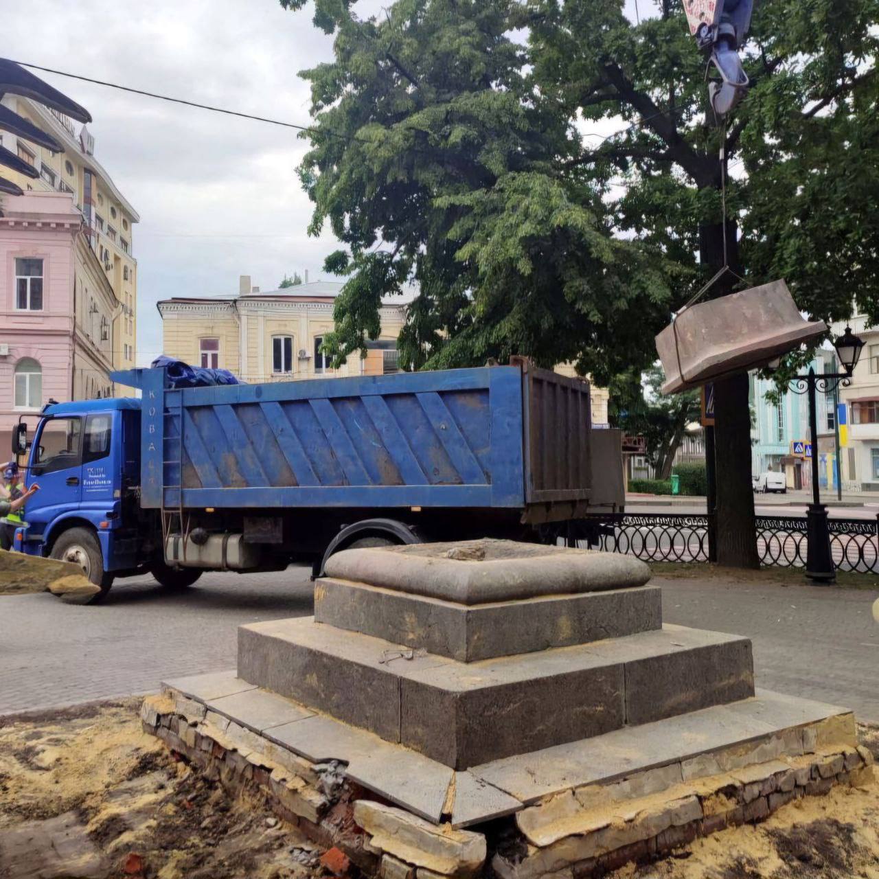 снесли памятник Пушкину в Харькове 4