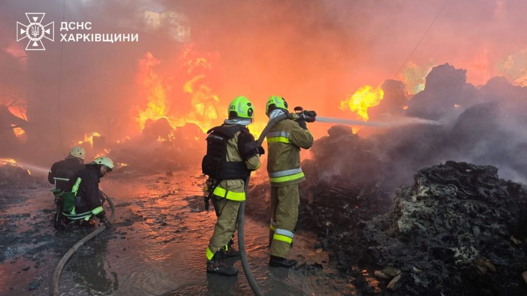 Пожежу в Харкові гасить майже сотня рятувальників (фото)