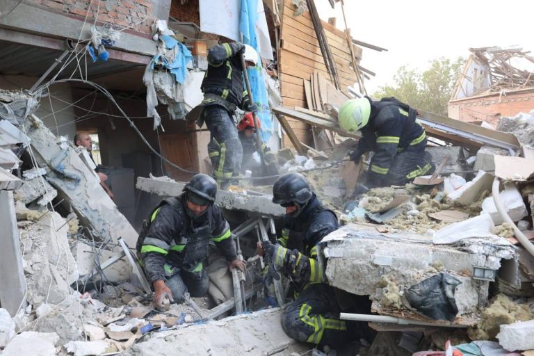 В больнице умер мужчина, которого достали из-под завалов в Харькове