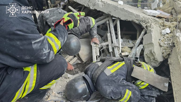 Атака Харкова КАБами: фото і відео з місць «прильотів», як рятували чоловіка