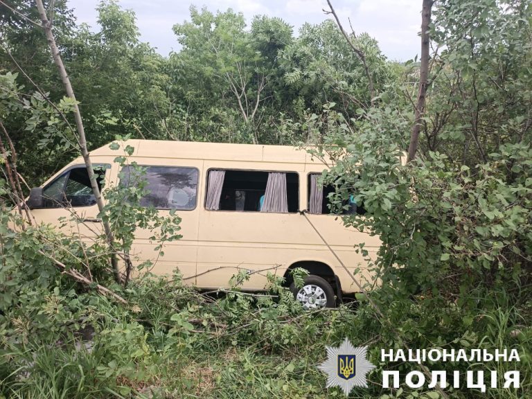 ДТП з мікроавтобусом під Харковом: водій загинув, постраждали жінка та дитина
