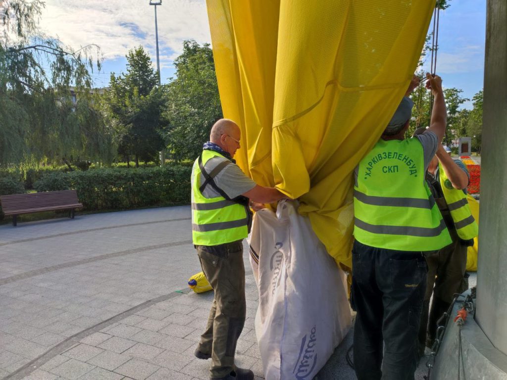 В ожидании грозы и шквалов: в Харькове заменили флаг Украины на флагштоке