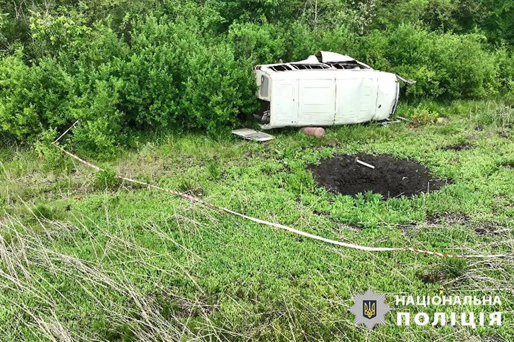 Попал на минное поле: на Харьковщине саперы нашли 100 мин у авто погибшего
