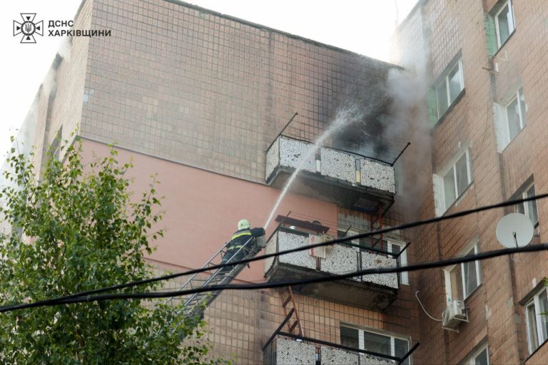 45-річна жінка загинула в пожежі у Харкові, 25 сусідів евакуювали (фото)