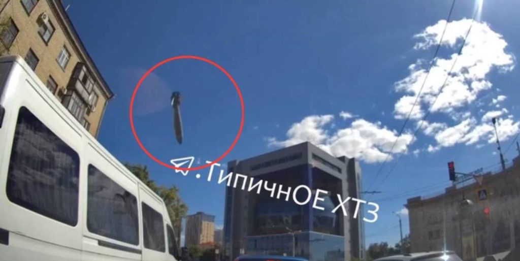 Відео удару КАБа по 5-поверхівці у Харкові з двох ракурсів з’явилося у мережі