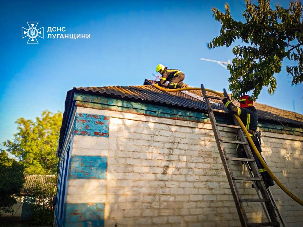 На Харьковщине горели крыша дома и дрова: пожар тушили спасатели с Луганщины