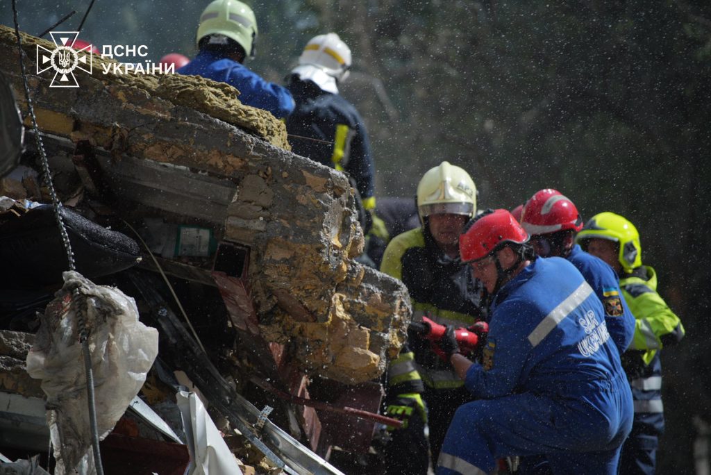 Жінку з дитиною витягнули з-під завалів у Харкові – Синєгубов