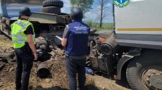 Грузовик подорвался на мине в Харьковской области: водитель не пострадал