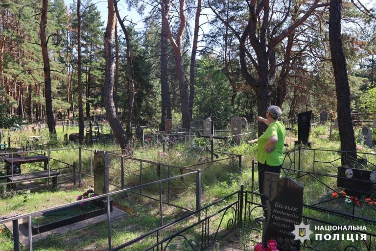 На Харківщині чоловік пограбував пенсіонерок на кладовищі (фото)