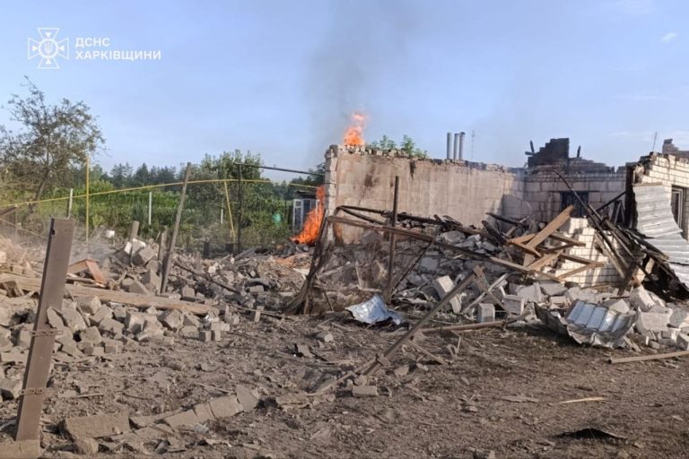 Вранці пожежі вирували на Харківщині через обстріли РФ: є постраждалі (фото)